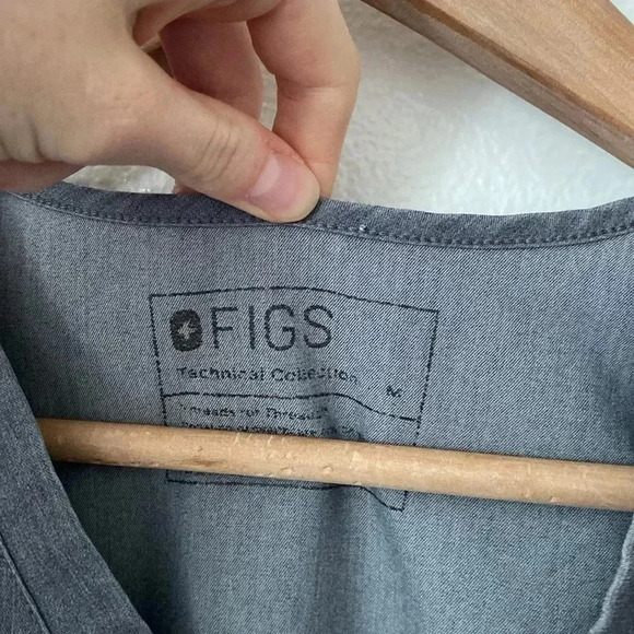 Figs M Catarina One-Pocket Scrub Top in Graphite Gray - Picture 5 of 9